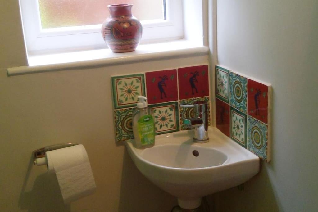 Colourful, Cosy City Home Bath Exteriör bild