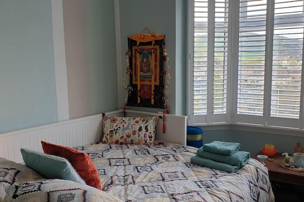 Colourful, Cosy City Home Bath Exteriör bild