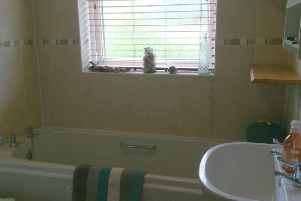 Colourful, Cosy City Home Bath Exteriör bild