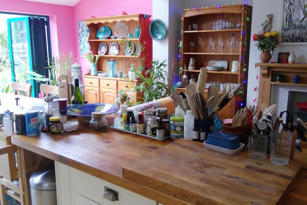 Colourful, Cosy City Home Bath Exteriör bild