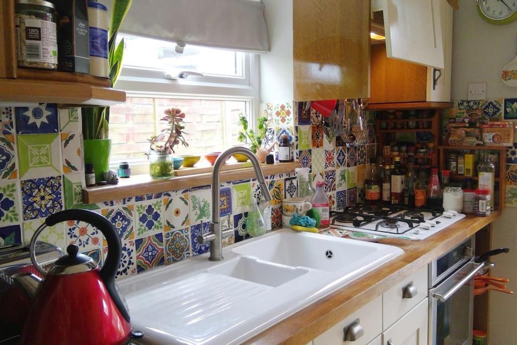 Colourful, Cosy City Home Bath Exteriör bild